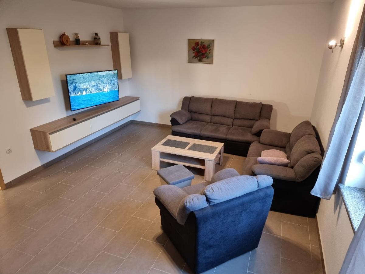 Robert Apartment *
