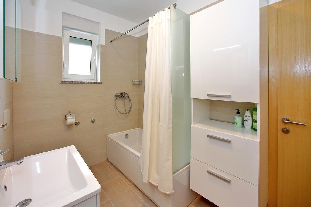 Robert Apartment *